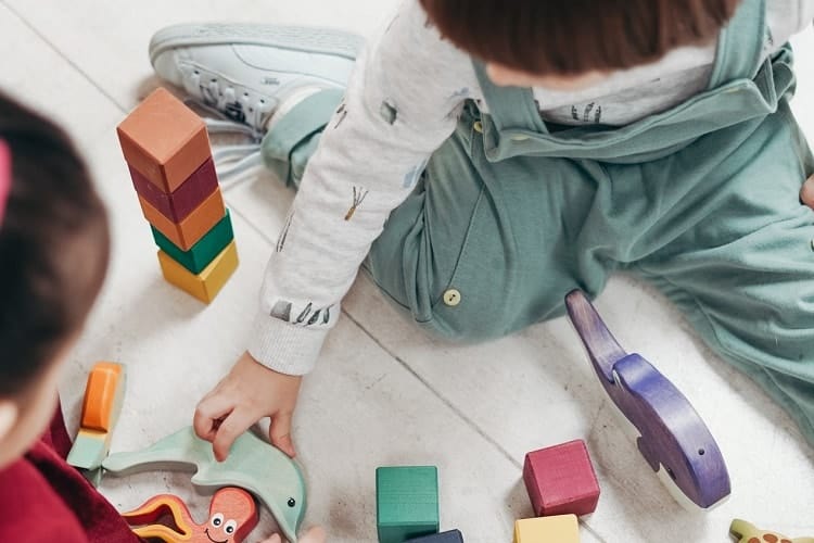 48 Easy Toddler Activities To Keep Them Busy … Until Naptime